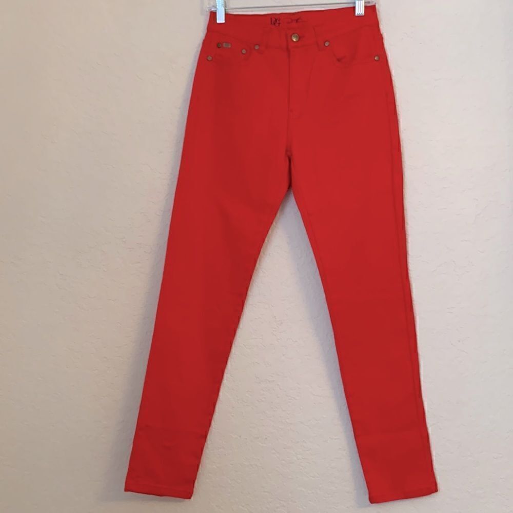 NWT DG2 by Diane Gilman Woman’s Jeans. Size 4 T